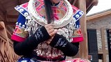 漂亮的苗族姑娘，全是银的首饰，衣服好好看，帽子看上去好重