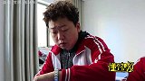老师拖堂耽误学生上厕所，不料学生机智应对，再教室做厕所