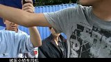 搅拌车撞皮卡后侧翻压扁小轿车4人受伤