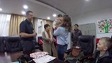 收养的中国萌娃一点不怕生，极力讨好新家人轮流献上爱的抱抱