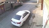 监控拍下“女骑士”撞上小轿车，这种车祸是闭着眼骑的吗