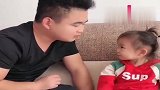 爸爸让女儿亲一口就给钱，没想到她竟然这样做，是有多嫌弃爸爸呀