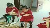 爸爸在家里剥玉米，小情人们也不能闲着，萌娃们剥的真是五花八门