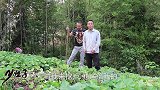 刚出土的新鲜红苕，两兄弟拿回家烤着吃尝尝鲜，另外的拿来喂鸡鸭