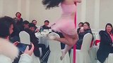 美女在农村婚宴上大跳钢管舞，看着大妈的眼神，大爷们回家要挨揍了！