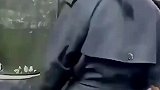 女生一拳将铁桶打凹，引起一旁男生惊呼，谁疼谁知道！