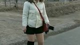 怪不得一路上人们都在冲我笑，好尴尬呀