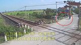 监拍男子撞车受伤躺铁轨看到火车后的这个反应“捡条命”！