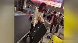 王思聪与女性友人同飞新加坡 全程亲自帮提行李超贴心