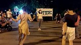 美女辣妈跳起广场舞《朋友陪你醉》，舞姿轻松欢快
