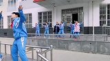 嗨到飞起！课间操千名小学生跳街舞 网友变柠檬精：别人家的学校