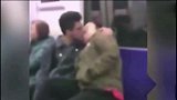 爆新鲜-20171219-20岁年轻小伙在地铁上激情热吻50岁大妈