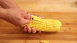 学会剥玉米粒的2个好方法，轻松便捷地剥出完整玉米粒，超简单