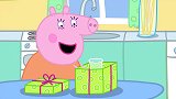 小猪佩奇：佩奇发现一份礼物，还以为是送给自己的，真自恋