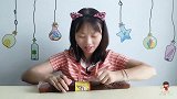 妹子拆箱吃“超大果丹皮”夸张造型有创意，酸甜又开胃