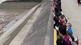 游客钱塘江观潮，一个海浪过来竟原地不动，胆是真肥啊！
