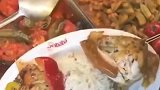 这边的自助餐，小哥只拿了一块肉和一个圣女果
