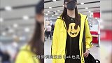 关晓彤低调回国，穿488短袖走机场，跟时装周比美得不一样