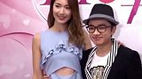 王祖蓝携妻女现身游乐场画面温馨，慈父上身全程抱女儿爱不释手