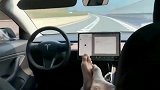 特斯拉车主开启自动驾驶，自己和女朋友躺在后座睡觉，心太大了