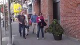 街头吓人恶作剧，故意打扮成草人，街上充满了欢笑