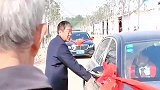这是老家结婚礼仪吗新郎下车，长辈都要鞠躬行礼