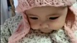 宝宝好像不太喜欢这个帽子，一戴上就这种表情，妈妈很无奈