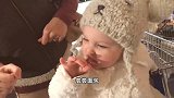 两个萌宝坐在购物车上不停试吃，这画面太可爱我可以看一天