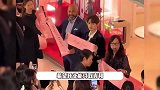 不拘小节还是无知？金晨剪彩时将彩头扔地上，旁边品牌高层脸色难看