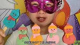 小姐姐吃手工“小雪人棒棒巧克力”，红鼻圆脑戴小帽，甜蜜柔滑脆