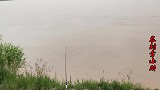 农村大爷黄河打串钩钓鱼，发现大流中有黑货，仔细一瞅是黄河甲鱼