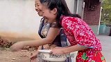 大姐，你俩悠着点笑，别把自己给笑坏了！