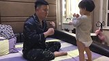 爸爸和小情人练拳击，结果下一幕尴尬了，看完别笑！