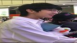 捕捉一个乖宝宝郑繁星，抱着礼物甜甜笑着，网友侧颜s爱了