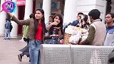 吃我的食物恶作剧，印度妹子大街上搞笑，国外有趣