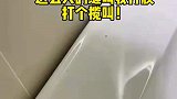 业主找师傅给洗手台打胶，师傅看到缝隙顿时傻眼了