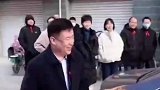 送女儿上婚车,这位爸爸语出惊人