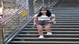地铁站偶遇的小姐姐，小姐姐颜值没的说，但短裤怎么破成这样了