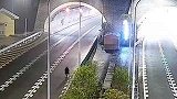 浙江温州：只吃野果！小伙想去大城市看看，骑车逆行上高速