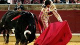 西班牙斗牛士斗牛的时候，为什么都用武器直接刺向牛背？