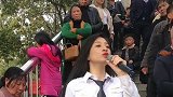 女歌手街头演唱《错过的情人》，伤感柔情，一股失恋的味道