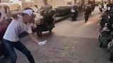 男子街头假装抬“玻璃，结果差点被路人打了！