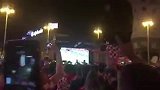 萨格勒布不眠夜！克罗地亚国内球迷点燃烟花狂欢庆祝