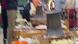 美女吃到喜欢的，笑意就控制不住