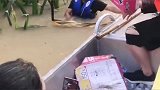 这就是水灾中的河南新乡，给灾民送物资真的让人心酸