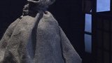 鬼子要对付孟来财，他故意和大人换位，鬼子掀开麻袋傻眼了