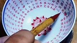 瓷器匠人在碗上工工整整的写字