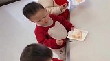 唯一能让三胞胎乖乖的只有这个，看到这么乖的三胞胎，太可爱了！