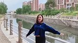 美女河边表演一字马，这么标准的动作，一定没少付出努力吧！