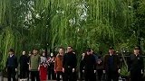 大爷公园组国霸气走秀，吸引一排广场舞大妈驻足观看